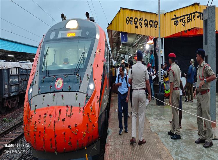 Odishakhabar:Bande-bharat-train-in-kjr-station