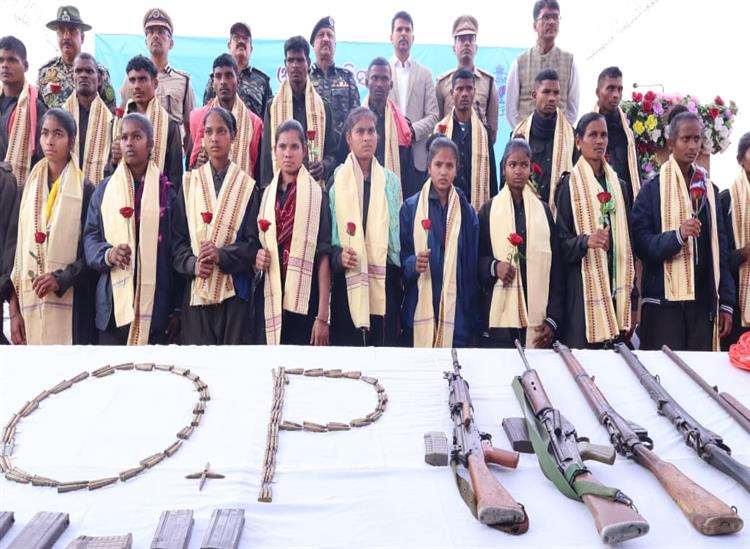 Odishakhabar:Twelve-mao-surrender-in-malkangiri